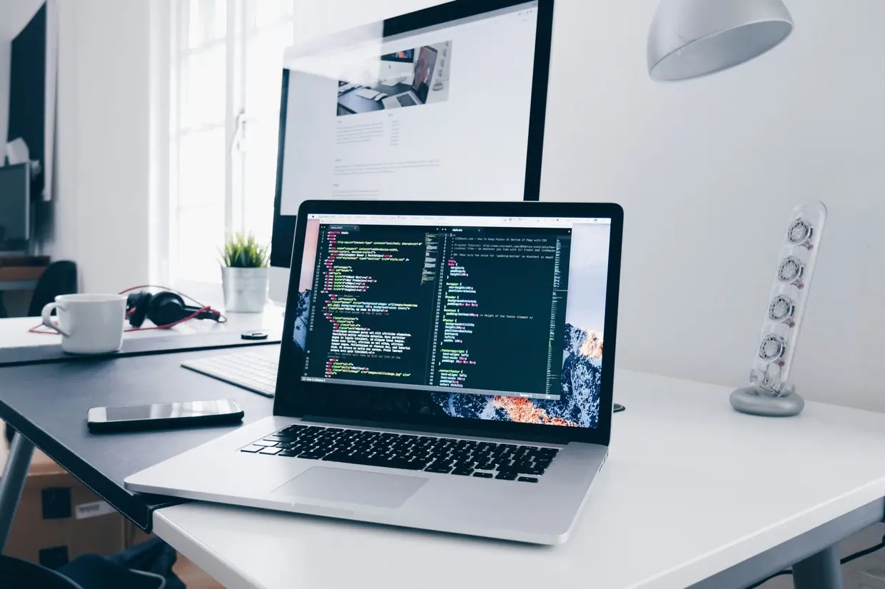 Werkplek met laptop en monitor